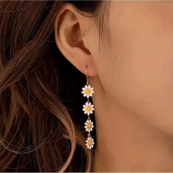Brand New White and Yellow Daisy Flower Dangle Drop Earrings - Picture 1 of 3